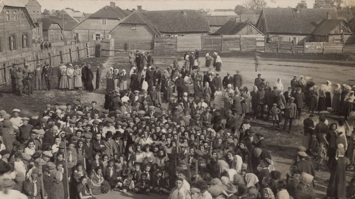 Šeduvos sinagogų kieme. Luba Janet kolekcija.