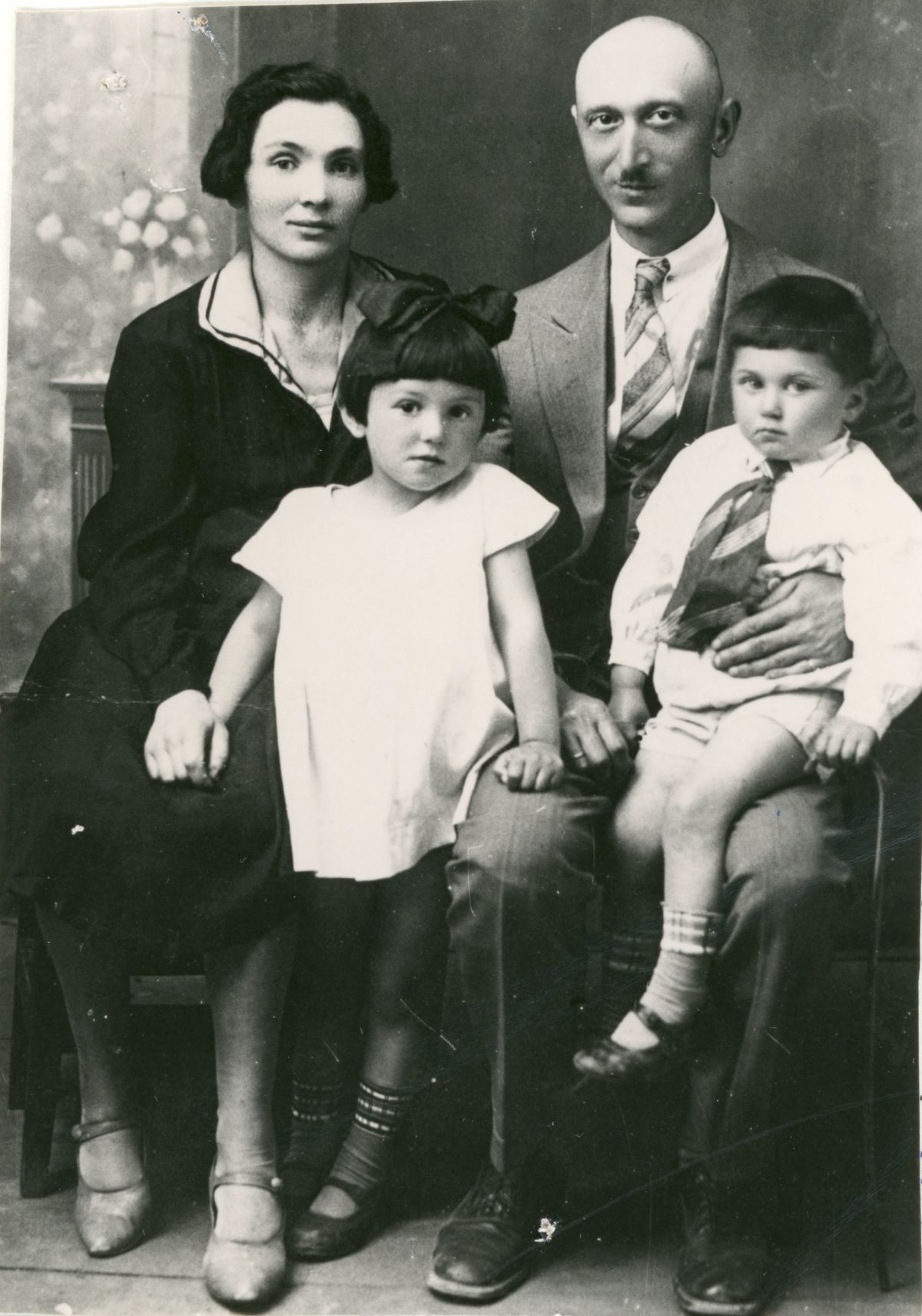 Elenos draugės Sulės Fleišaitės šeima. Sulė stovi šalia savo bolio Mošės. Yad Vashem kolekcija.