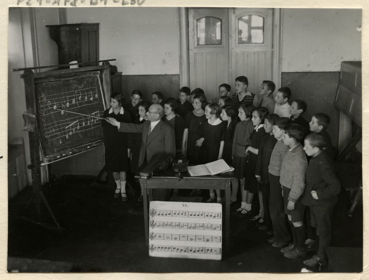 Mozė Kravecas veda muzikos pamoką Šiaulių žydų gimnazijoje. Šiaulių "Aušros" muziejaus kolekcija.