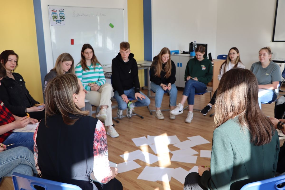 Educator Irina Pocienė with pupils from Šeduva gymnasium. Courtesy of Živilė Tamulionytė.