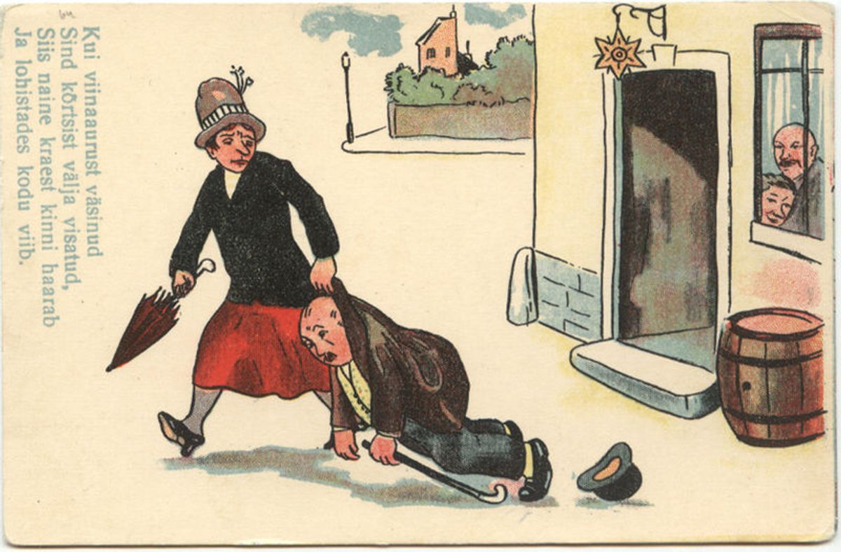 Atvirukas, kuriame pavaizduota moteris, iš smuklės išsivedanti girtą vyrą. Trakų istorijos muziejaus kolekcija.