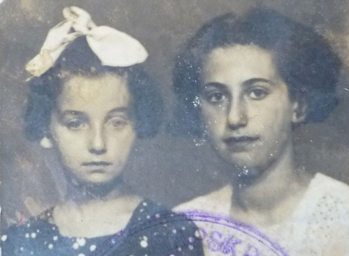 Chana Bliacherytė (kairėje) su seserimi Ida. Lietuvos Centrinis Valstybės Archyvas.