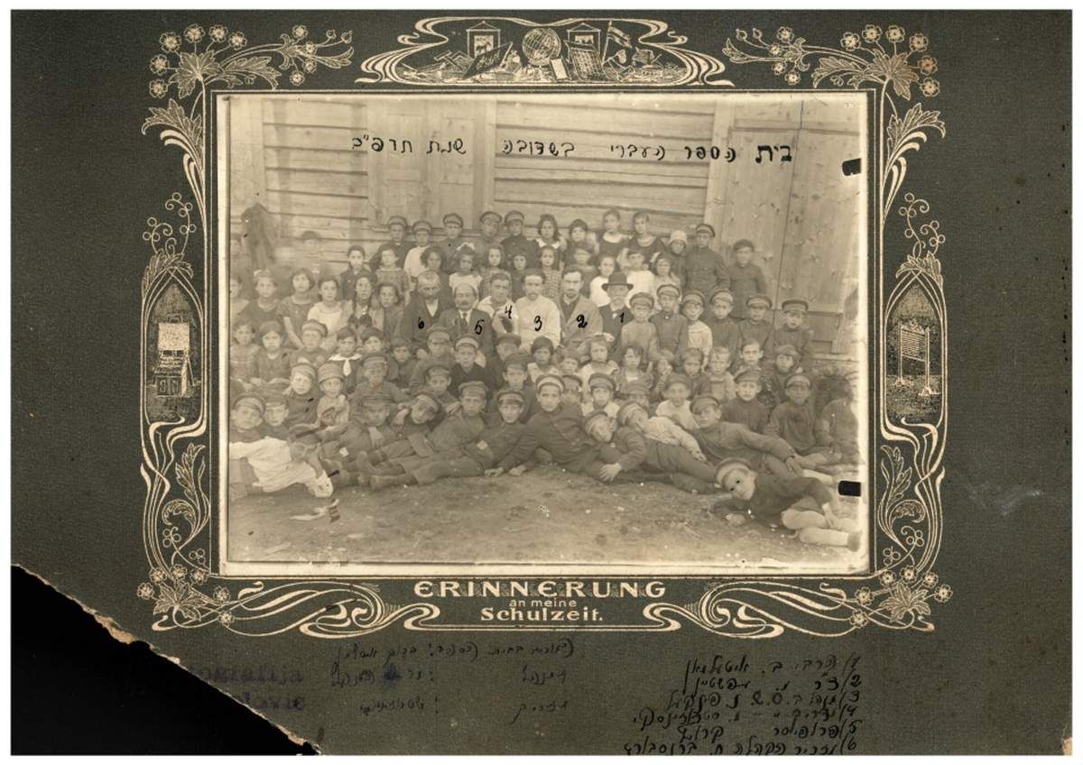 Šeduvos žydų mokyklos mokytojai su mokiniais 1922 m. Mokyklos direktorius Nochumas Finkelis pažymėtas nr. 3. Dingęs štetlas muziejaus kolekcija.