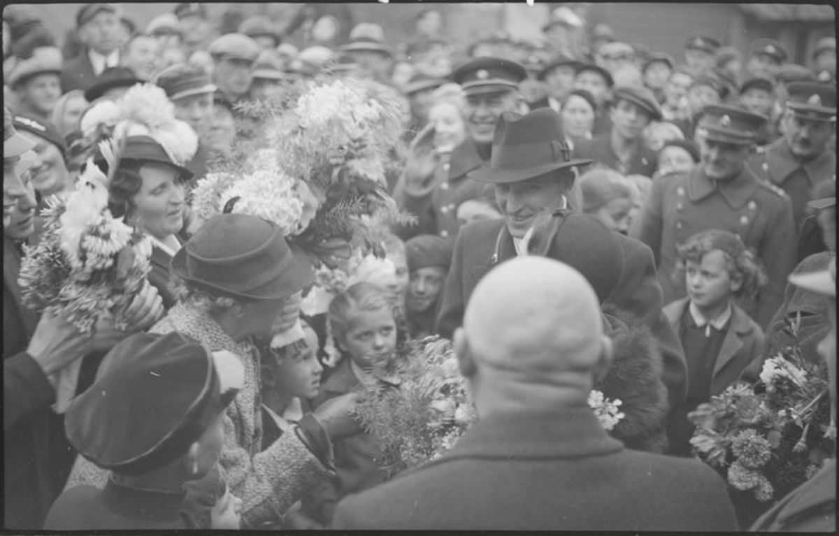 Feliksas Vaitkus su žmona Marta geležinkelio stotyje. Šiaulių "Aušros" muziejaus kolekcija.