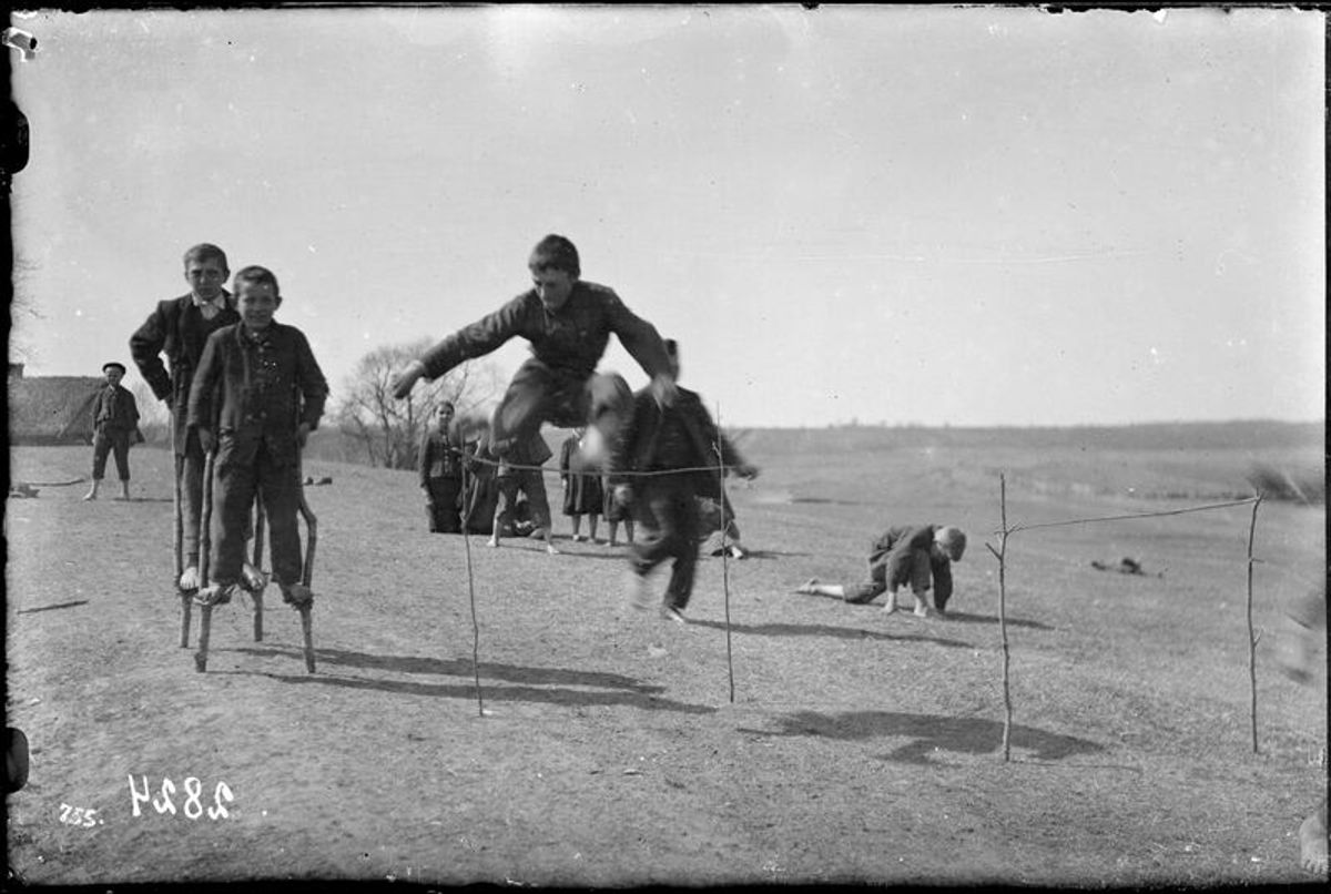 Vaikai žaidžia lauke apie 1928 m. Šiaulių "Aušros" muziejaus kolekcija.