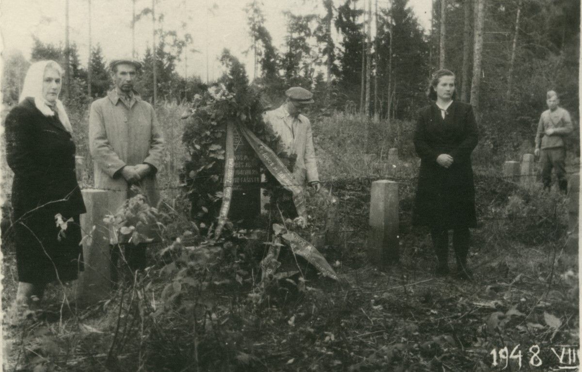 Bliacherių šeimos iniciatyva Liaudiškių miške pastatytas paminklas Šeduvos žydams atminti, 1948 m. Yad Vashem kolekcija.