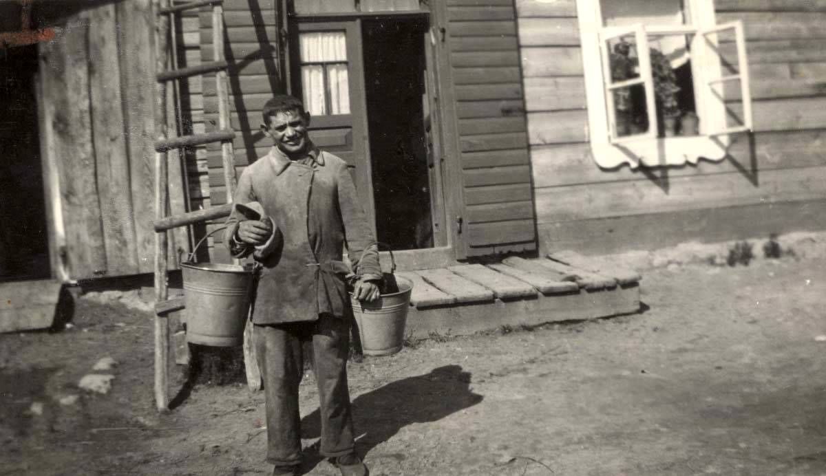 Vandens nešikas Mendelsonas iš Anykščių. Jad Vašem kolekcija.