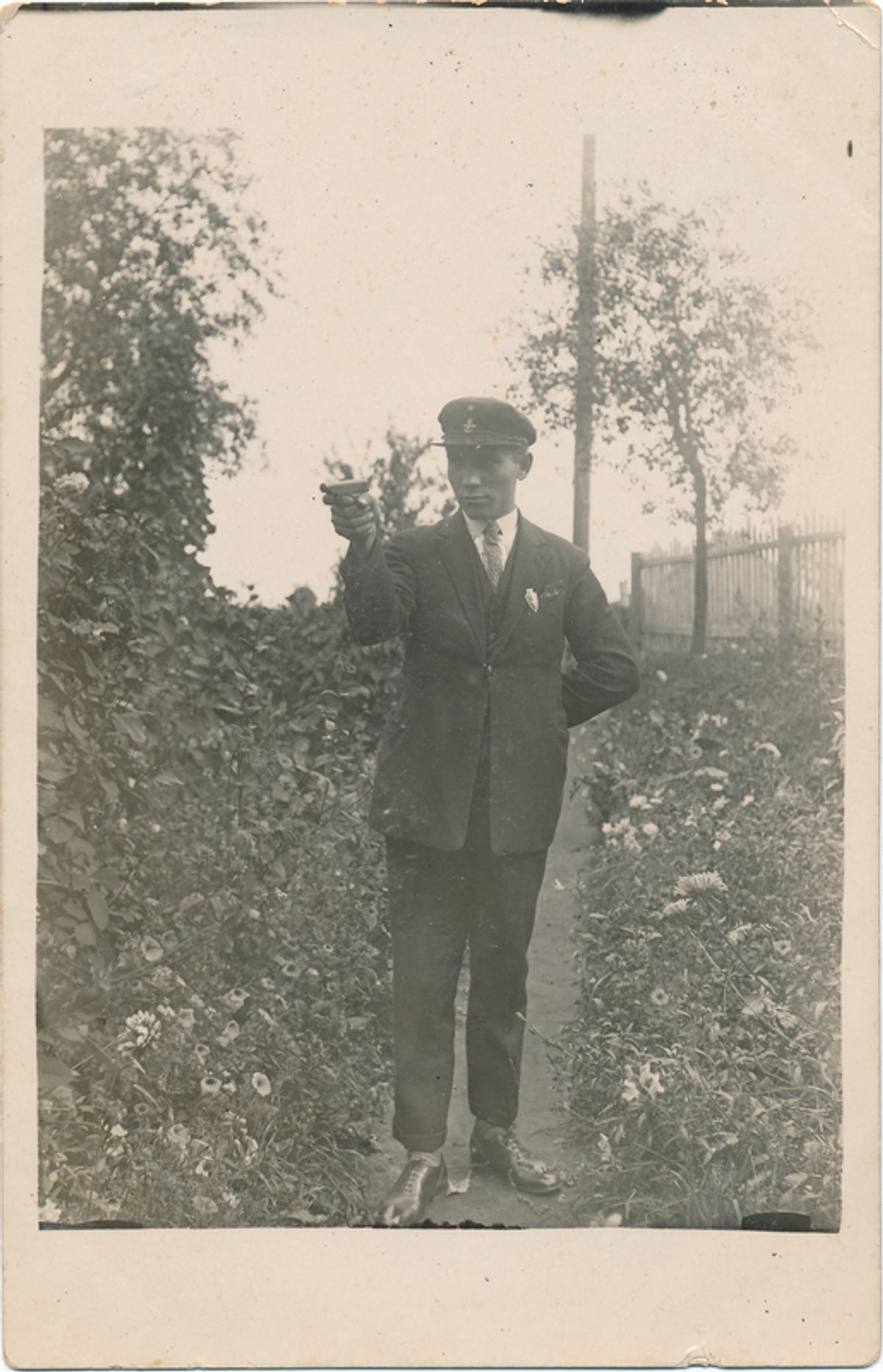 Pašto prižiūrėtojas pozuoja su ginklu, Prienai, 1927 m. Kauno miesto muziejaus kolekcija.