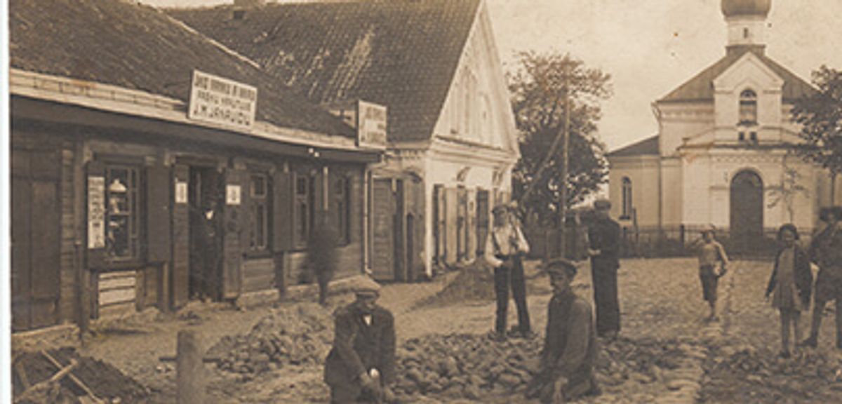 Vyrai grindžia Šiaulių gatvę (dab. Vytauto). Petro Kaminsko kolekcija.