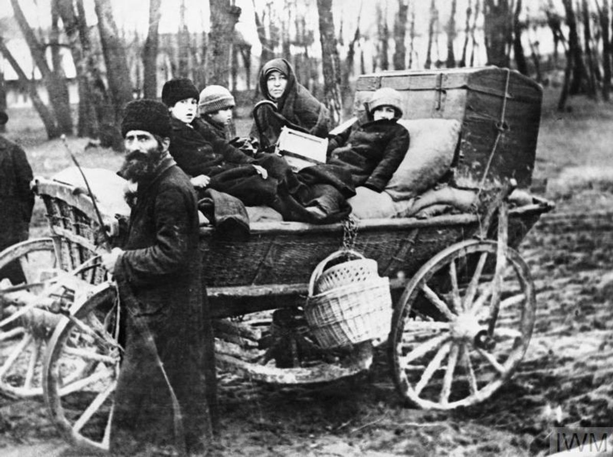 Pabėgeliai su savo daiktais. Imperijos karo muziejaus kolekcija.