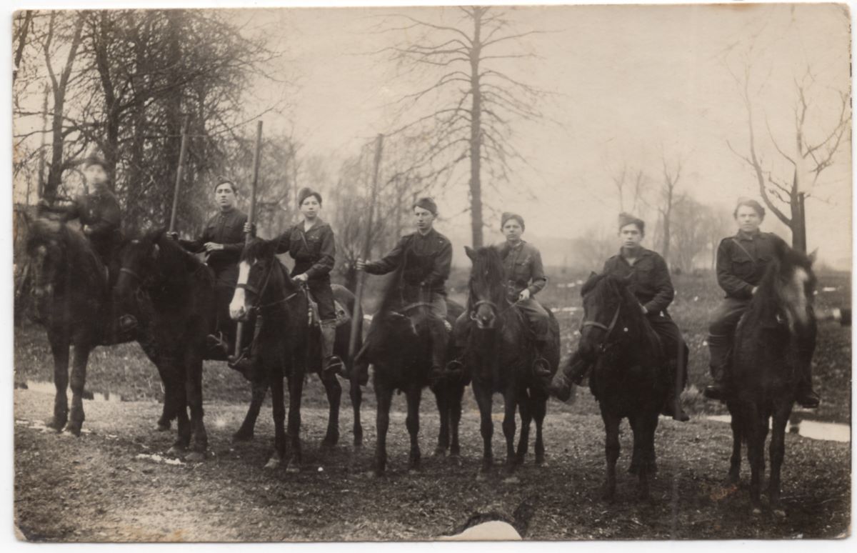 Šeduvos žydų skautų organizacijos Hašomer Hacair nariai. Abraomas Pomusas sėdi viduryje. Luba Janet asm. kolekcija.