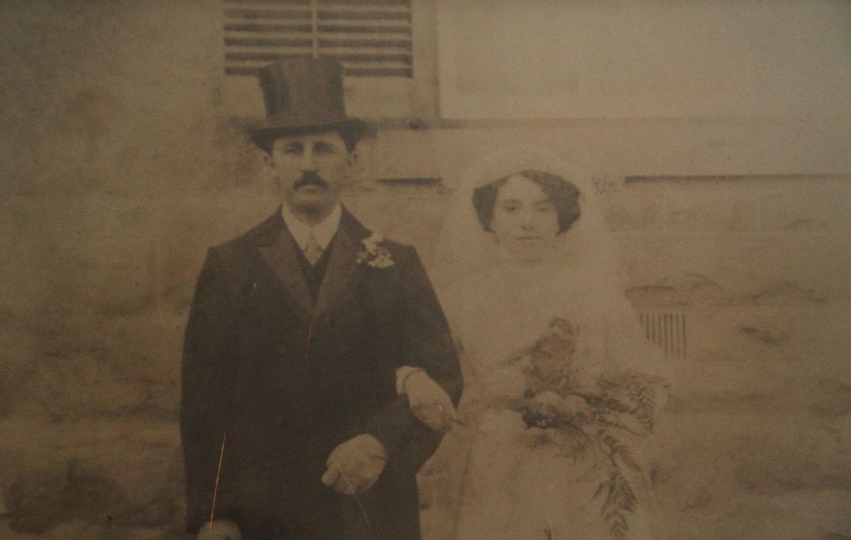 Heršelis Krigeris ir Elkė Hakaitė savo vestuvių dieną Pietų Afrikoje. Goldi Goldsmith kolekcija.